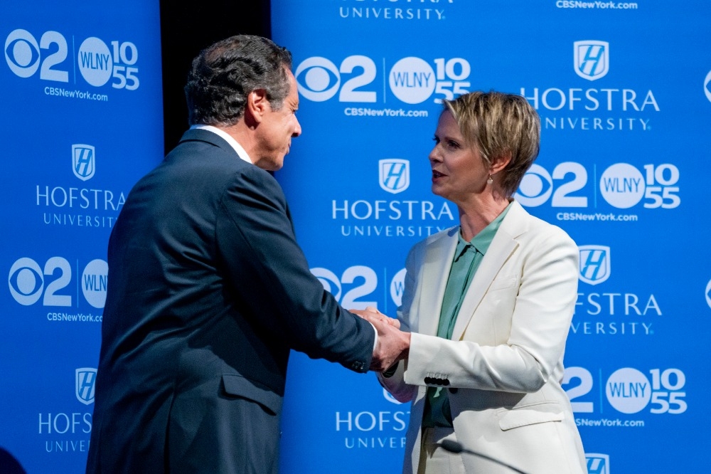 慾望城市女星與紐約州州長30日舉行民主黨黨內初選的電視辯論會。（美聯社）