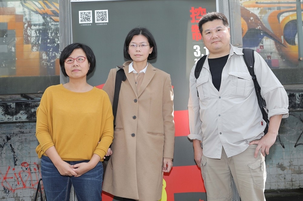 台灣導演李惠仁(右)與呂培苓(左)共同執導的紀錄片《并：控制》首映會，邀請李明哲妻子李淨瑜(中)出席。（公視提供）