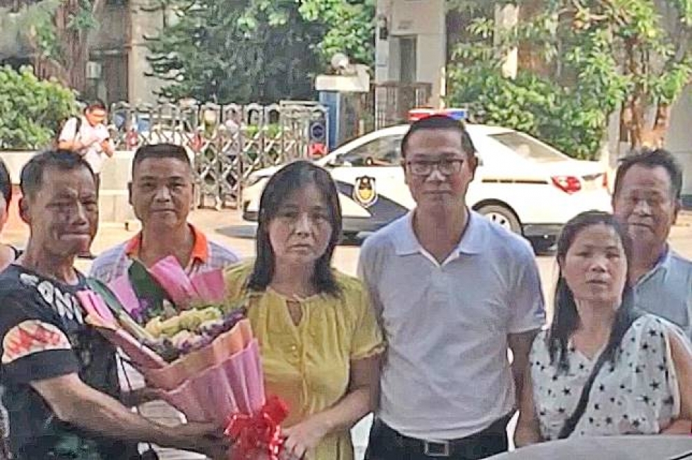中國維權人士黃燕（穿黃衣服）居留獲准多留在台灣1個月。（翻攝RFA影片）