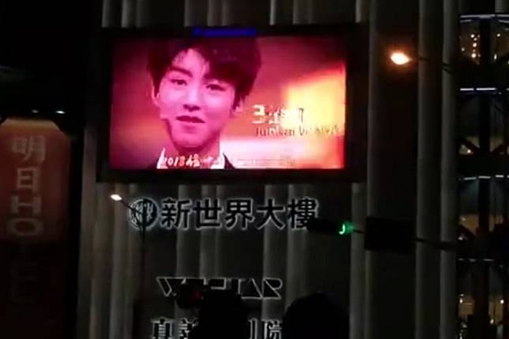 中國央視新節目「信中國」宣傳片在西門町商圈大螢幕上播放。（圖片取自CCTV信中國微博影片截圖）