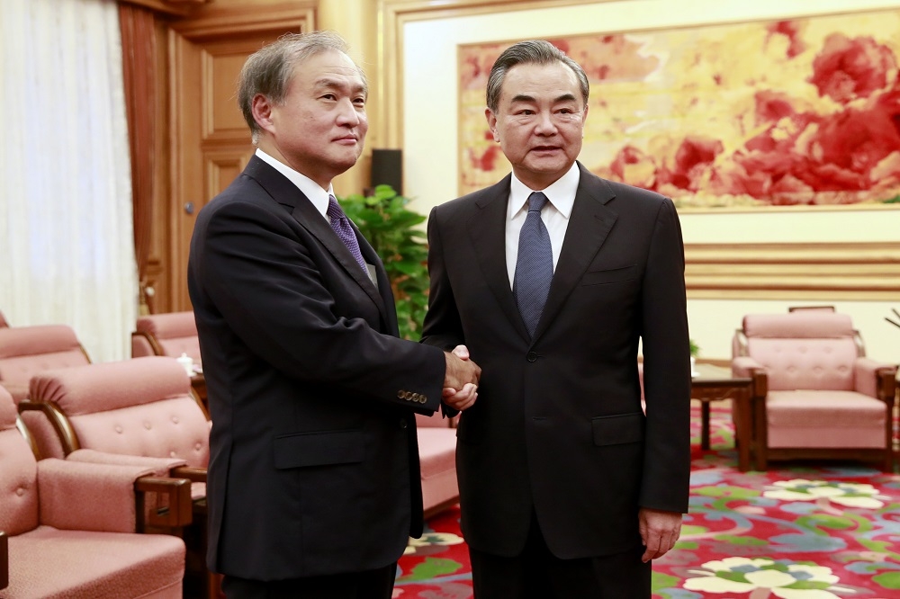 中國外交部長王毅與日本外務省事務次官秋葉剛男29日在北京會面。（美聯社）