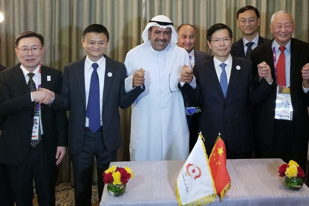 馬雲（左二）見證杭州市長徐立毅（右二）、亞奧會主席薩巴（右三）簽署《杭州2022年亞運會商業開發權讓渡事宜備忘錄》。（中新社）