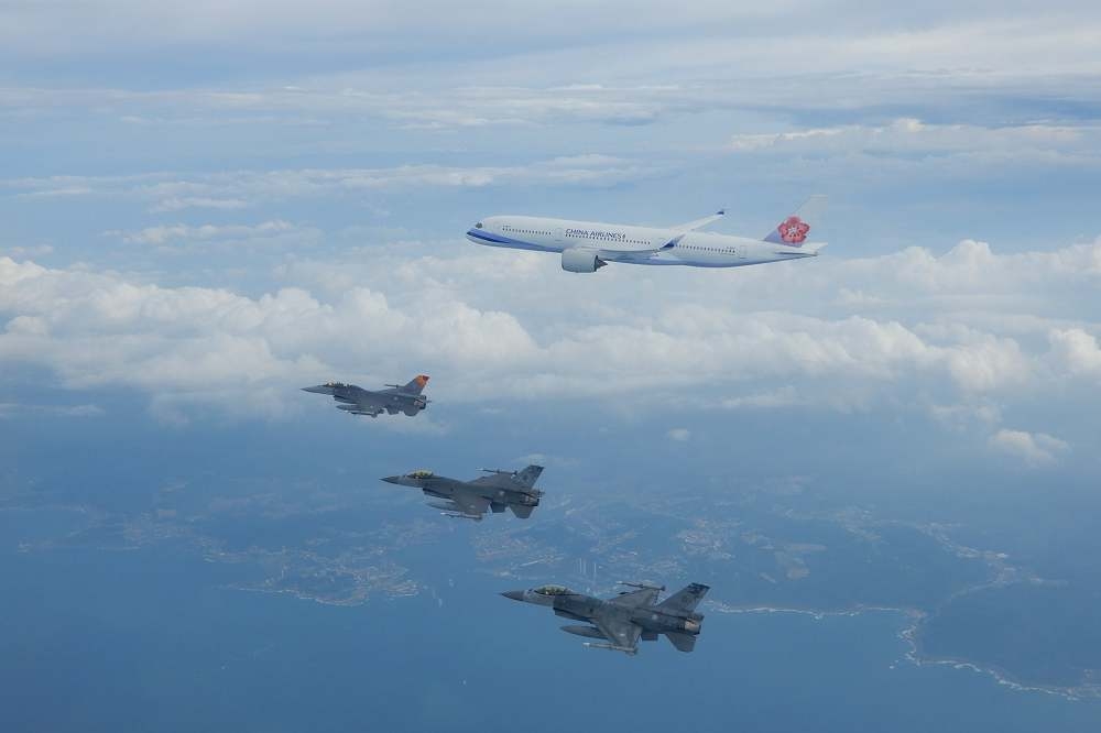 亞運2日晚間閉幕， 據了解，3日台灣最後一批選手搭機返台後，空軍將派2架F-16軍機升空迎接。圖為8月12日F-16總統專機伴飛。（圖片取自空軍司令部臉書）