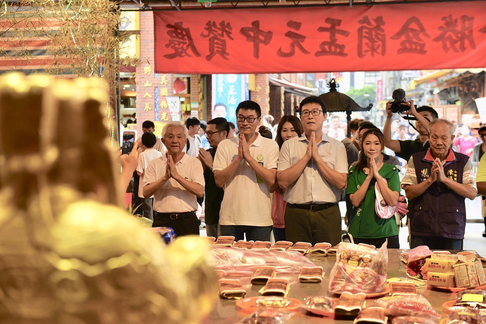 民進黨台北市長候選人姚文智備戰年底9合1選舉，周日下午走訪木柵市場及迪化街拜票。（攝影：張文玠）