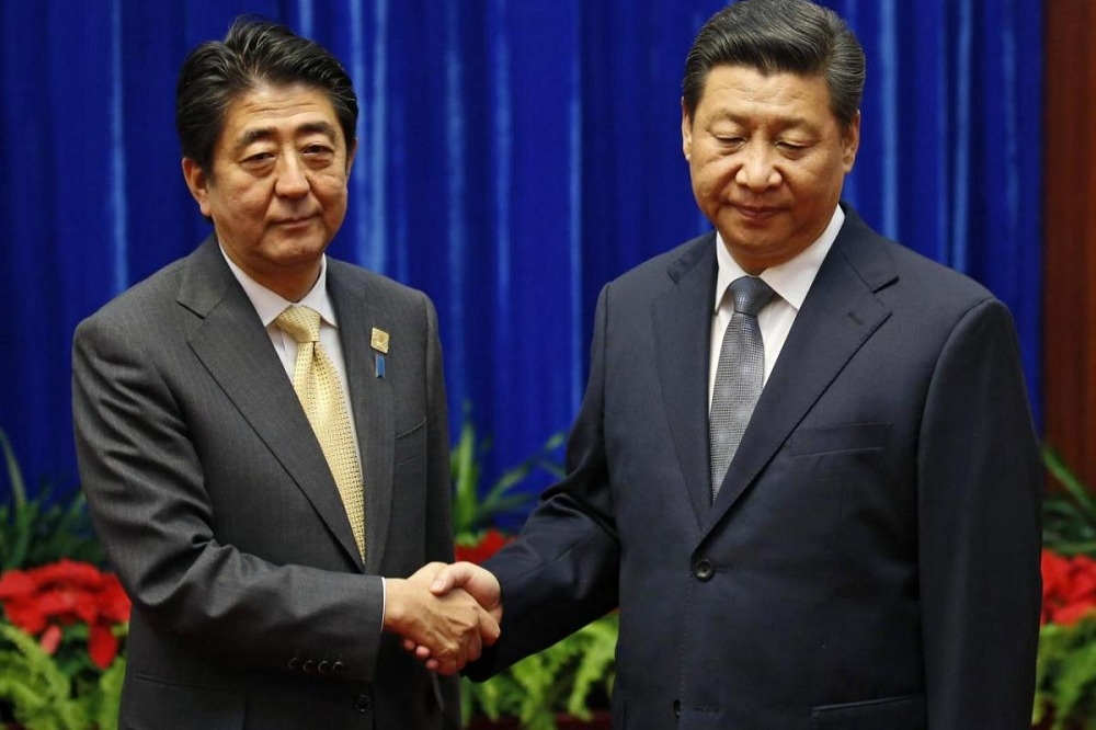 日本方面證實，首相安倍晉三將於10月訪問中國，與中國國家主席習近平舉行高峰會，成為中日改善關係的明確指標：圖為去年7月份安倍赴中會面習近平時所攝。（湯森路透）