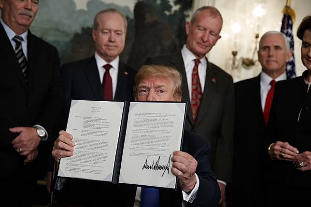 美國總統川普（Donald Trump）22日簽署備忘錄，美方將基於「301條款」採取貿易行動，規模可能達600億美元。（美聯社）