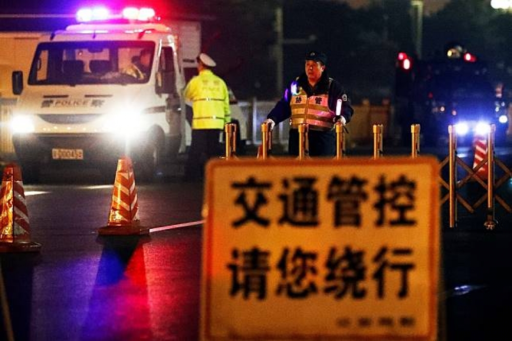 北京26日晚間進行嚴密的交通管制。（湯森路透）