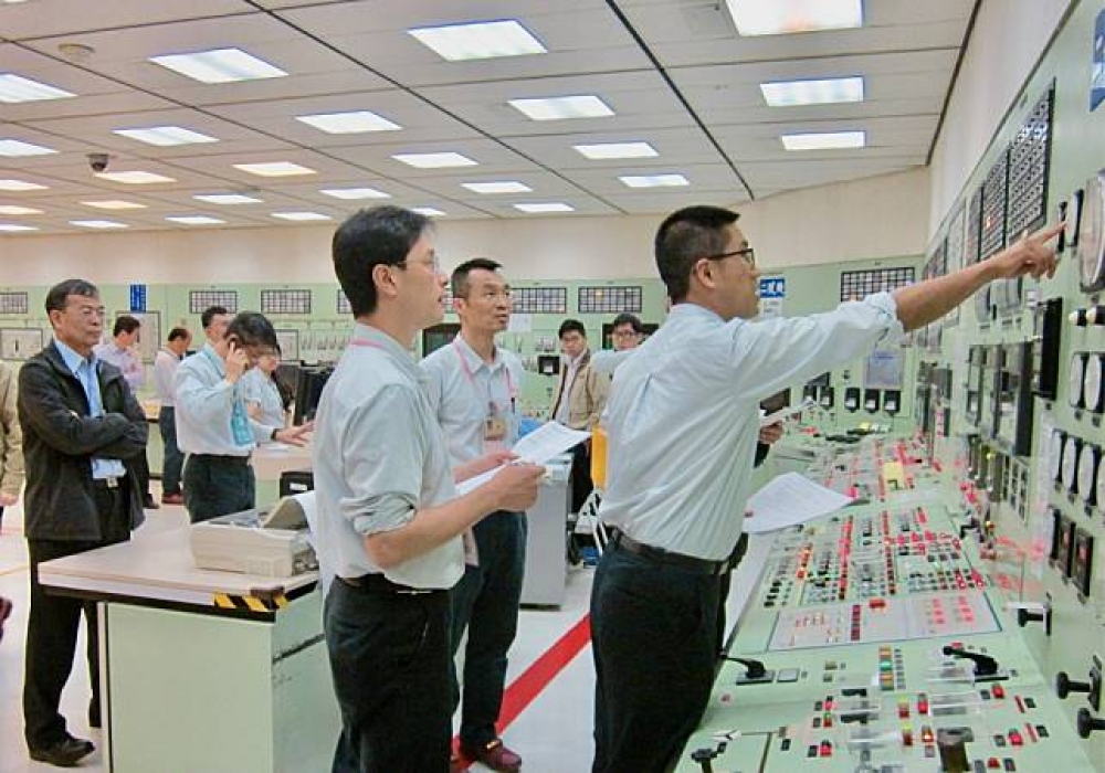 核二2號機中午順利併聯發電，台電總經理鍾炳利(左1穿外套者)現場坐鎮、督導併聯工作。（台電提供）