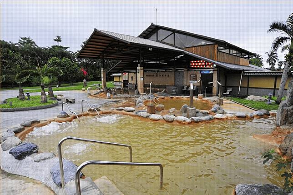 目前傳出，花蓮縣兆豐農場將以維修為名，於4月1日關閉溫泉區游泳池。圖為兆豐農場二子山溫泉。（圖片取自兆豐農場網站）
