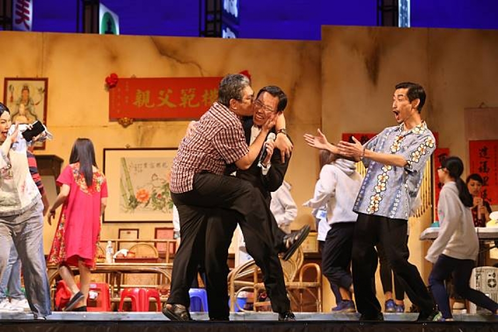 里長伯的李永豐（前排左），繼吻完高雄市長陳菊、台中市長林佳龍後，這次來到台南，台南市副市長張政源（前排中）也遭強吻。(綠光劇團提供)