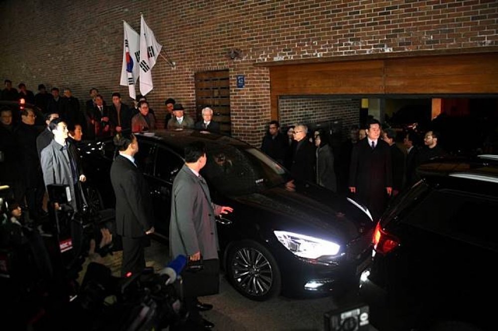 南韓檢方22日深夜前往李明博家中進行逮捕。（湯森路透）