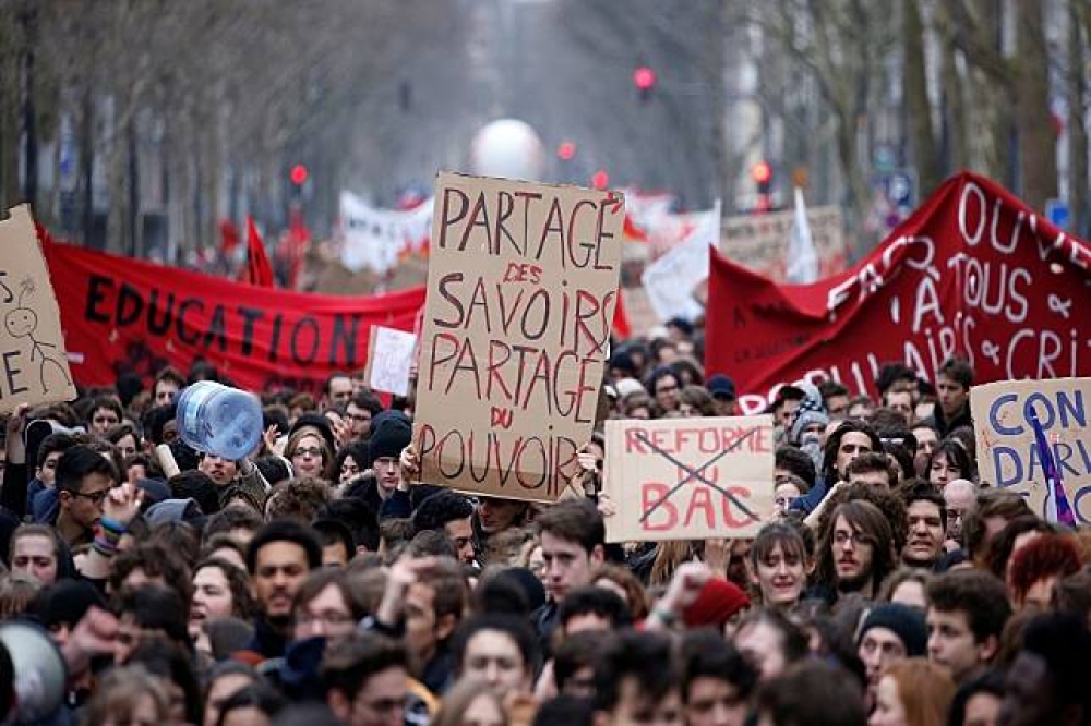 巴黎民眾上街抗議總統馬卡洪推動的改革。（湯森路透）