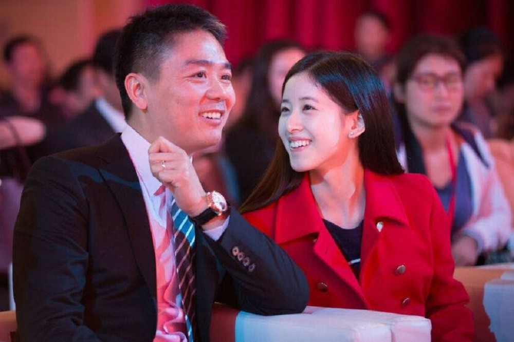 中國億萬富翁、京東商城創始人劉強東與妻子「奶茶妹」章澤天。（圖片取自網路）
