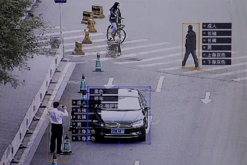 北京公司正使用軟體辨認路人資訊的資料照。（湯森路透）