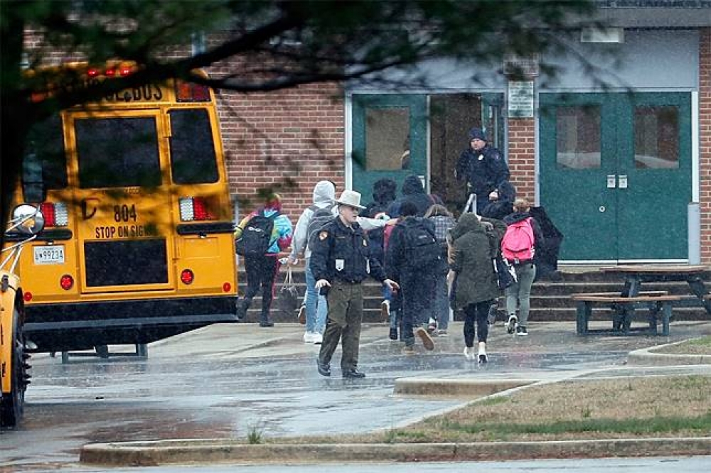 美國馬里蘭州發生高中校園槍擊，兩名學生受傷送醫，兇嫌則遭開槍制伏，傷重不治。（AP）