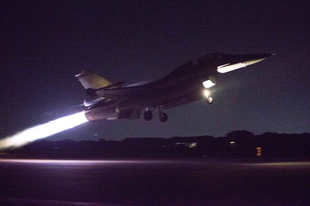 為迎接台灣代表團，嘉義空軍基地4架F-16戰機傍晚即開始待命，7點多便升空開始執行任務。選手班機進入領空後，由戰機發射熱焰彈，整個發射過程約20秒，煙火絢爛。（軍聞社提供）