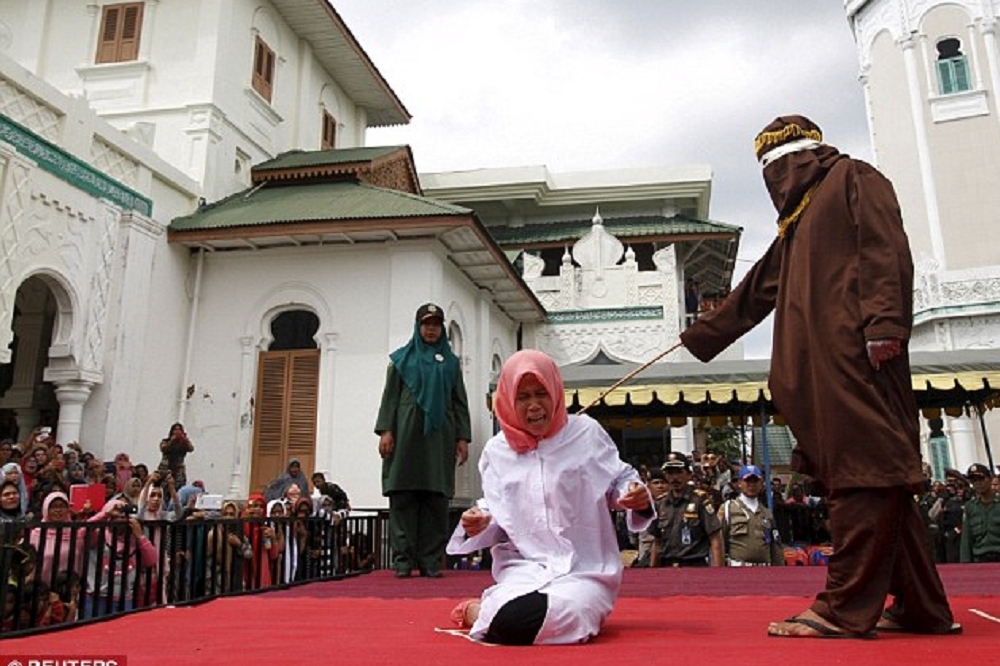 馬來西亞2名女性遭公開鞭刑。照片非當事人。（湯森路透）