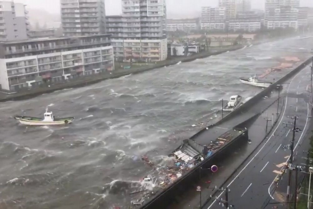 強颱燕子4日登陸日本，強風帶來豪雨，引發災情。（湯森路透）