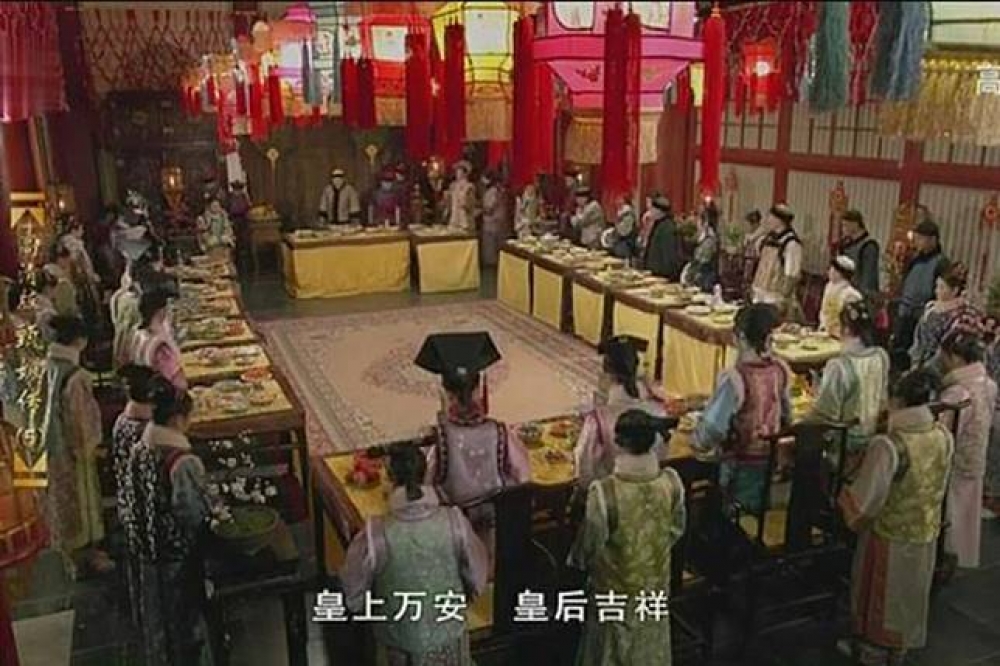 《後宮甄嬛傳》裡皇帝用餐的場面（圖片取自網路）