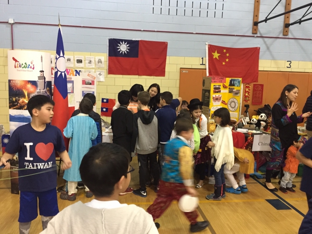 美國近日一所小學舉辦多元文化之夜，中華民國國旗和五星旗比鄰懸掛。（作者提供）
