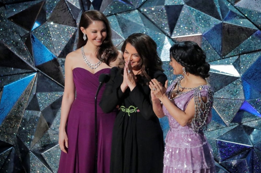 哈維韋斯坦性醜聞事件的受害女星艾希莉賈德（左起）、安娜貝拉席歐拉、莎瑪海耶克4日以頒獎人身分上台。（湯森路透）