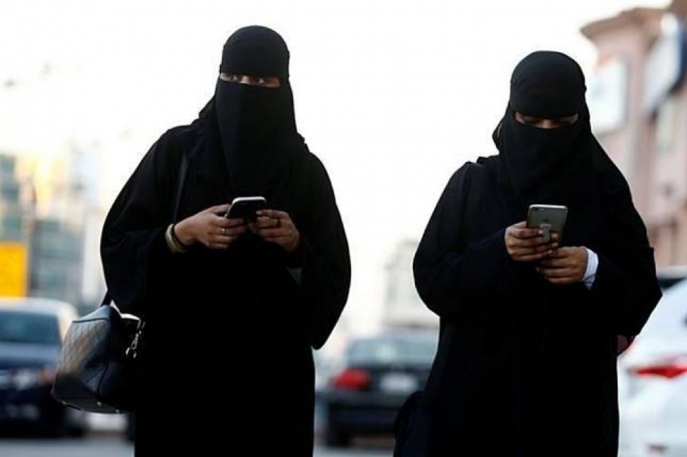 穿著長罩袍的穆斯林女性。（翻攝自推特Paul Stewart@PaulStewartII）