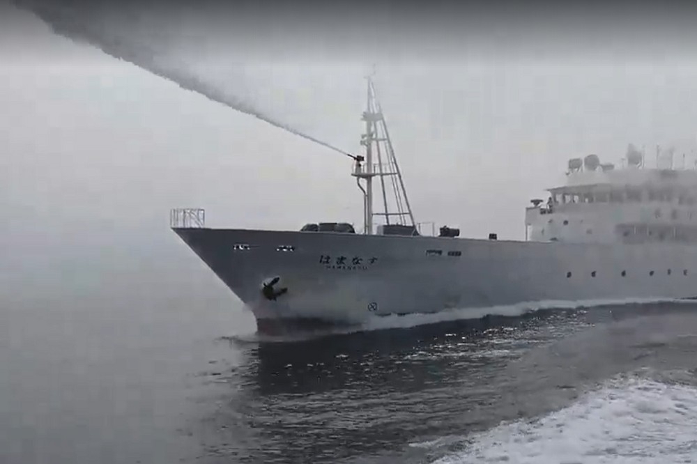 「東半球28號」台灣漁船3、4日在台灣、日本重疊經濟海域內遭日方噴水砲取締追趕。（圖片取自吳太山臉書影片）