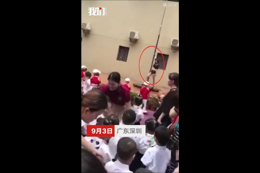 中國深圳新沙薈幼兒園3日開學請鋼管女郎表演。（圖片取自影片）