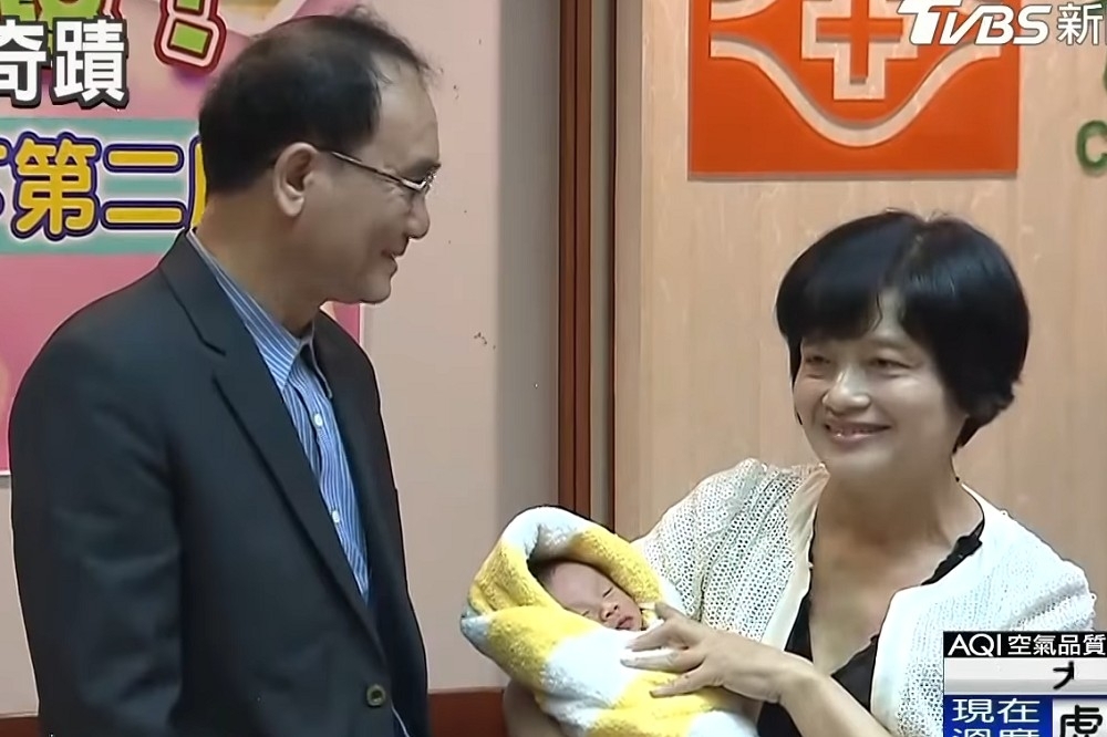 62歲吳女士日前自然產生下一名男嬰，創下難得的高齡孕婦自然產紀錄。（圖片取自TVBS）