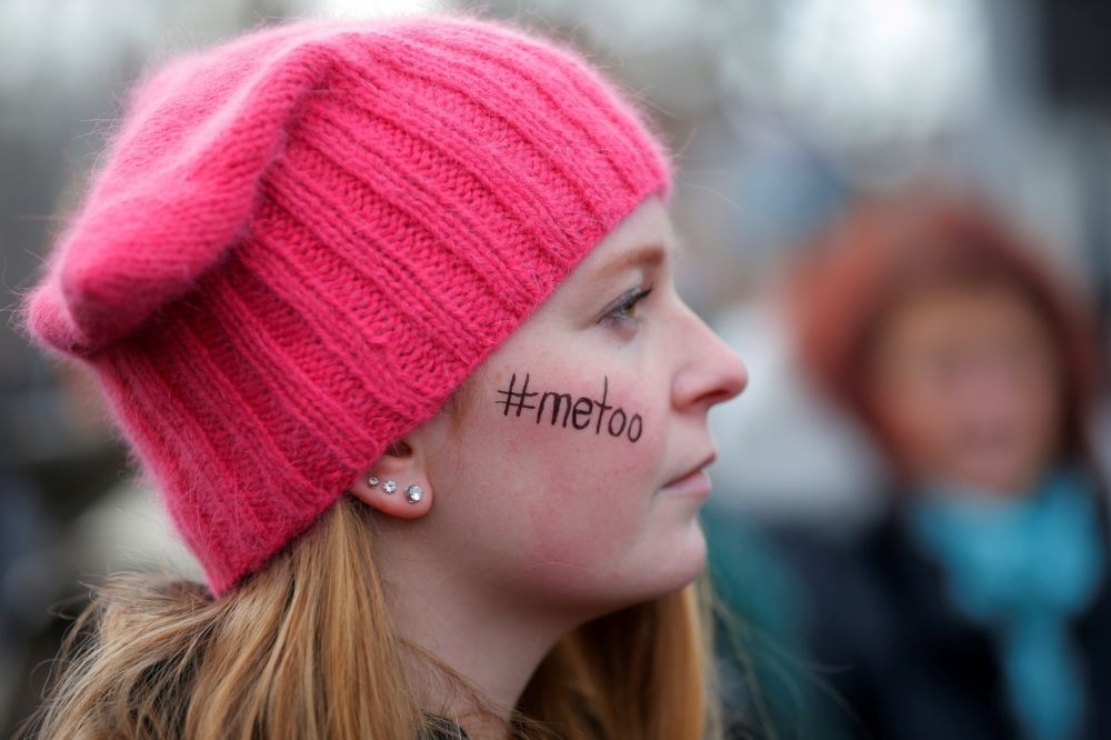 參加女性大遊行的女孩在臉上寫著#MeToo。（湯森路透）