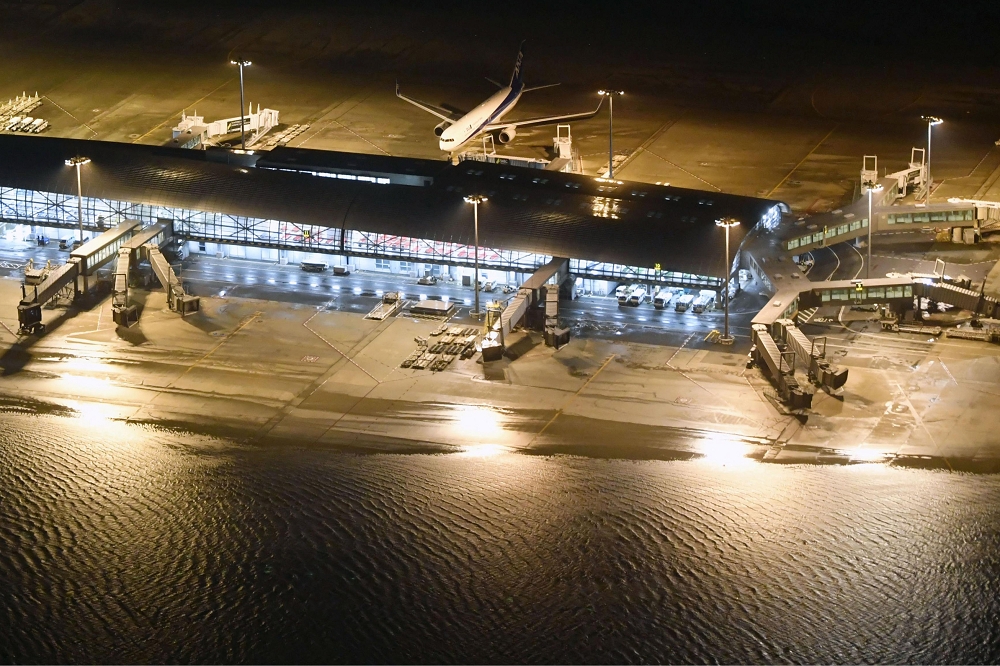 燕子颱風侵襲日本，豪雨淹沒關西國際機場跑道，故關西機場宣布關閉，取消所有航班。（美聯社）