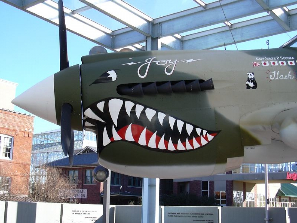 陳納德在飛虎隊所駕駛的座機P-40。（維基百科）