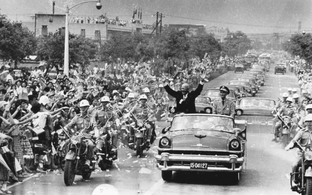 美國總統艾森豪於1960年6月18日訪問台北，與中華民國總統蔣中正搭敞篷車前往圓山大飯店。（維基百科）