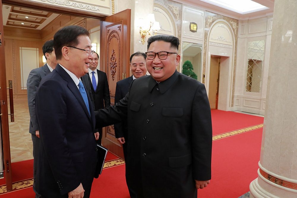 北韓領導人金正恩6日會見南韓代表團，左為南韓青瓦台安保室室長鄭義溶。（湯森路透）