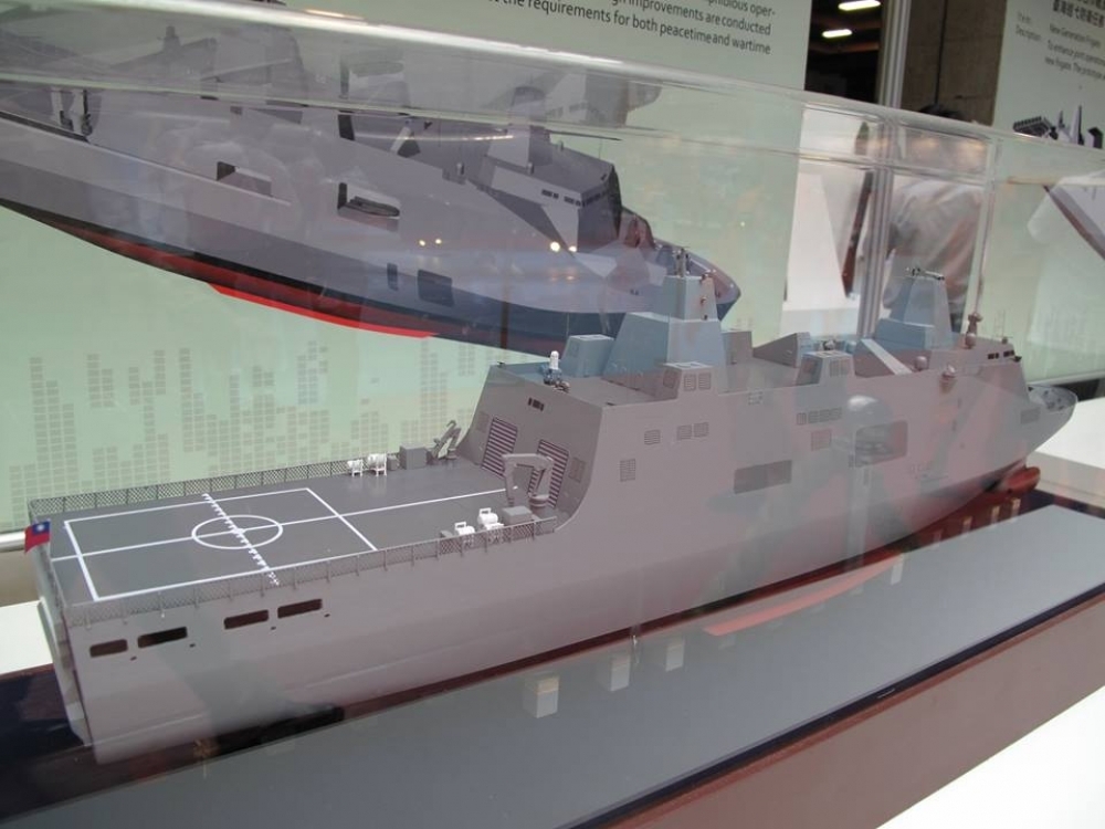 海軍新型兩棲船塢運輸艦標案經過一番波折，終於在8日第五次招標作業中，由台船投標並通過國防部評審，得標建造新型兩棲船塢運輸艦；圖為該型登陸艦模型。（讀者提供）