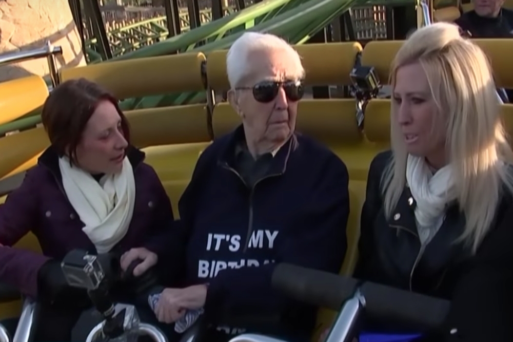 來自英國德比郡的雷諾斯（中）以105歲高齡挑戰雲霄飛車。（翻攝自Youtube）
