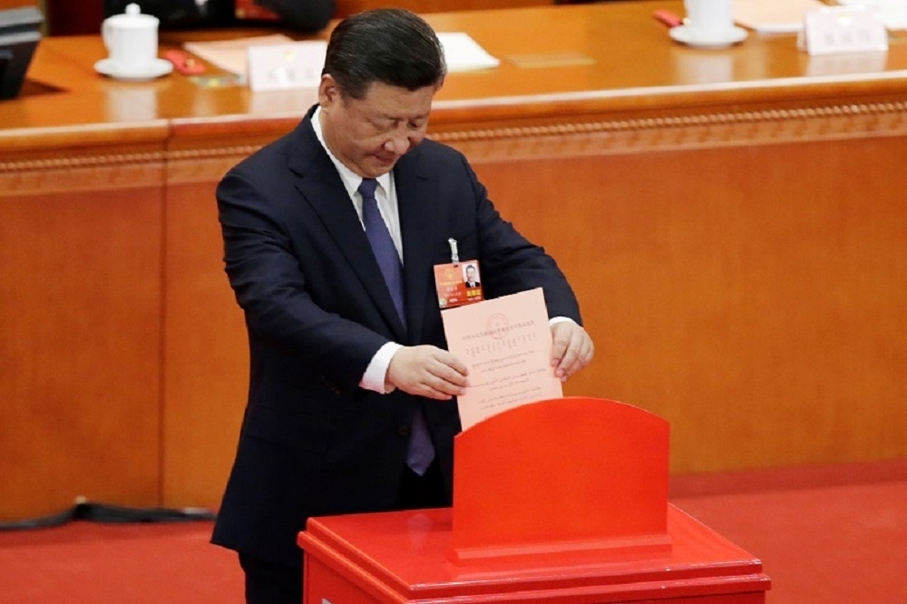 中國國家主席習近平在13日下午人大會議針對修憲案審議，投下自己的一票。（湯森路透）