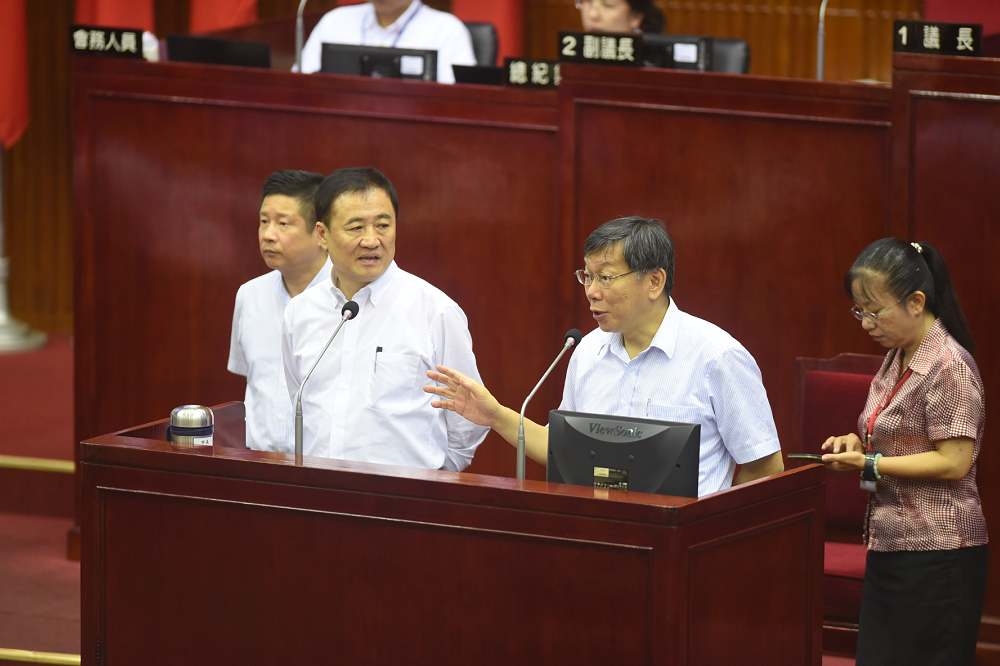 台北市長柯文哲6日下午赴市議會備詢，爆出粗口。（攝影：張文玠）
