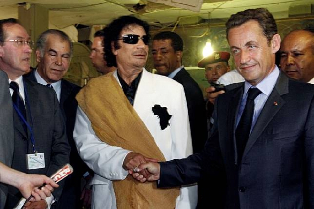 2007年7月25日，時任法國總統的薩柯齊（右）訪問利比亞，由格達費親自接待。（湯森路透）
