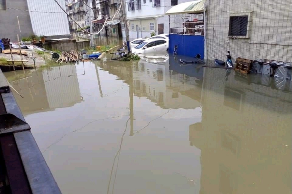 台南永康一帶因箱涵阻塞，6日下雨不到6毫米就導致淹水近10公分。（圖片取自爆料公社）