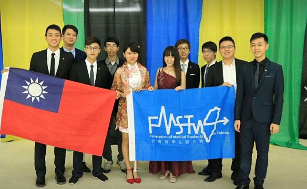 中國不斷內外施壓，台灣醫學生聯合會所屬國籍自Taiwan改為「Taiwan, China」，引發台灣醫學生不滿。圖為台灣醫學生去年8月參加在非洲坦尚尼亞（FMS-Taiwan 台灣醫學生聯合會臉書）