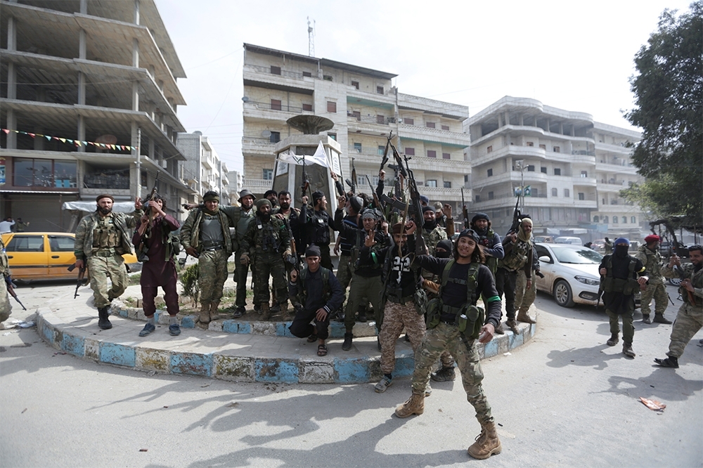 土耳其支持的敘利亞自由軍（Free Syrian Army，FSA）控制敘北的阿夫林（Afrin）後開心慶祝。（湯森路透）
