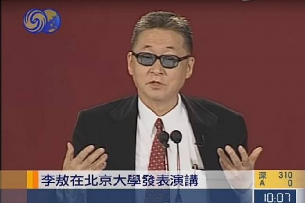 李敖於2005年受邀至北京大學演講，聲名大噪。（圖片取自YouTube）