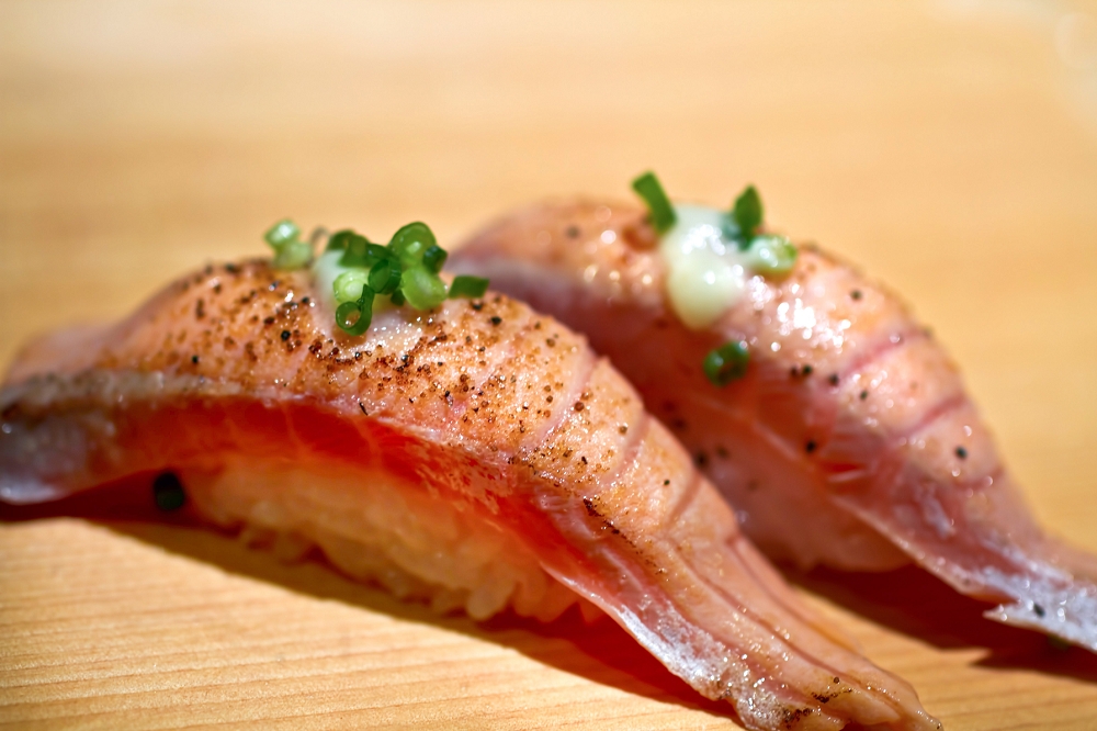 如果有在日本當地食用握壽司的經驗，應該很少會碰到在魚生上使用噴槍炙燒的情況。（圖片取自PAKUTASO）