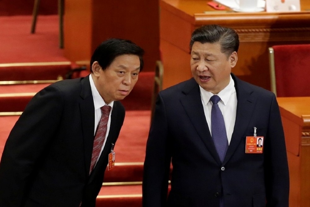 中國中央政治局常委栗戰書（左）17日當選中國全國人大常委會委員長。（湯森路透）