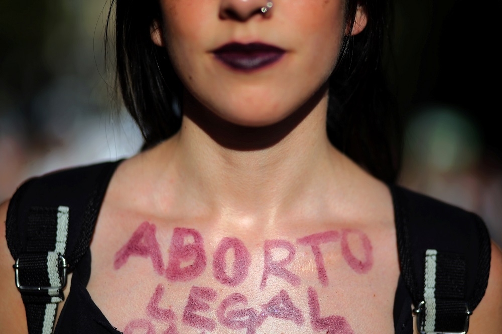 國際婦女節一位女性於胸口寫著：墮胎合法。(湯森路透)