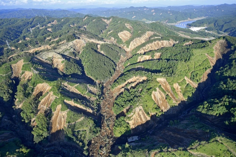 日本北海道厚真町的土石流空照圖，令人怵目驚心。（湯森路透）