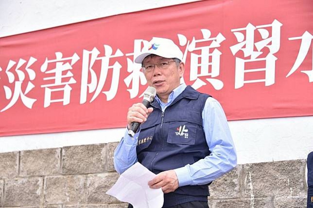 台北市長柯文哲15日上午到北安抽水站與美堤碼頭附近參加水災災害防汛演練。（北市府提供）