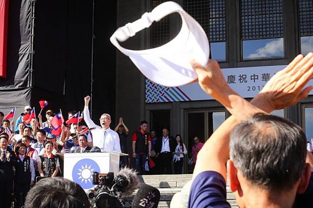國民黨主席吳敦義有意率團出席4月下旬舉辦的國共兩岸論壇，最快本周將向總統府提出申請赴中。（攝影：陳品佑）