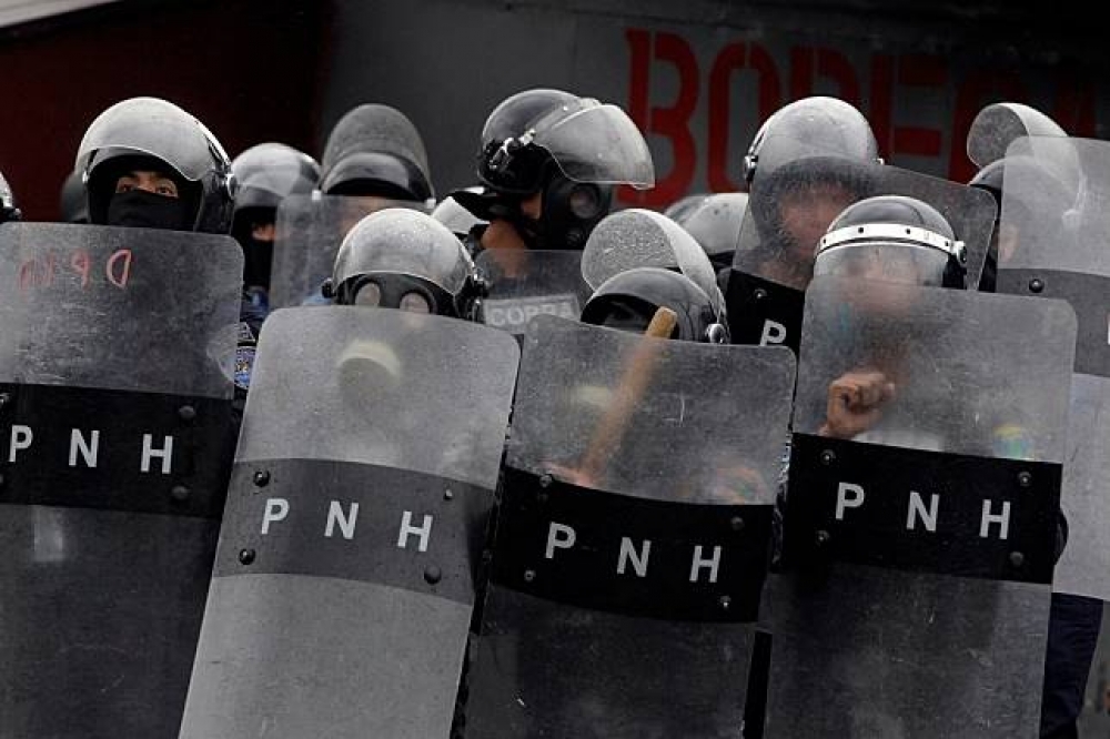 宏都拉斯鎮暴警察18日與示威者爆發衝突。（湯森路透）